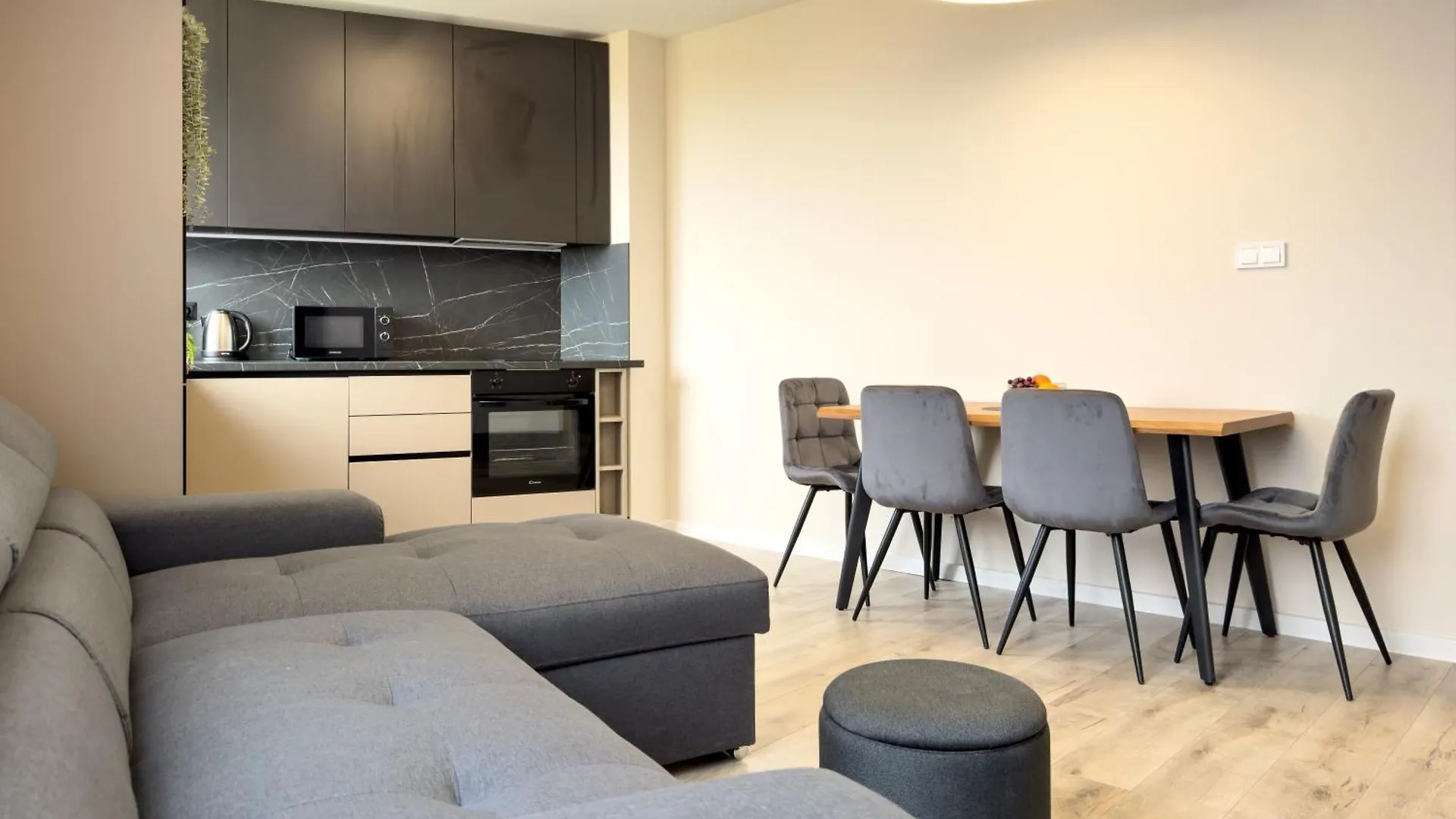 2Br Business Suite With Free Gym, By Holiwork Stays Plovdiv 0*,